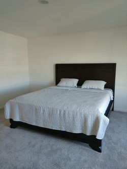 Modern King-Size BeSize Bedroom Set – Bed Frame & Matching Nightstand/Dresserdroom Set – Bed Frame & Matching Nightstand/Dresser – Excellent Condition