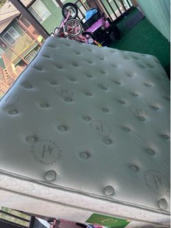 queen size mattress gret condition barely used