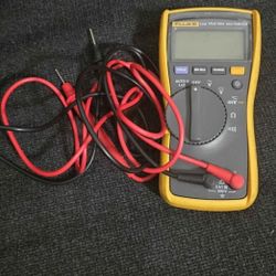 FLUKE 114 TRUE RMS MULTMETER.