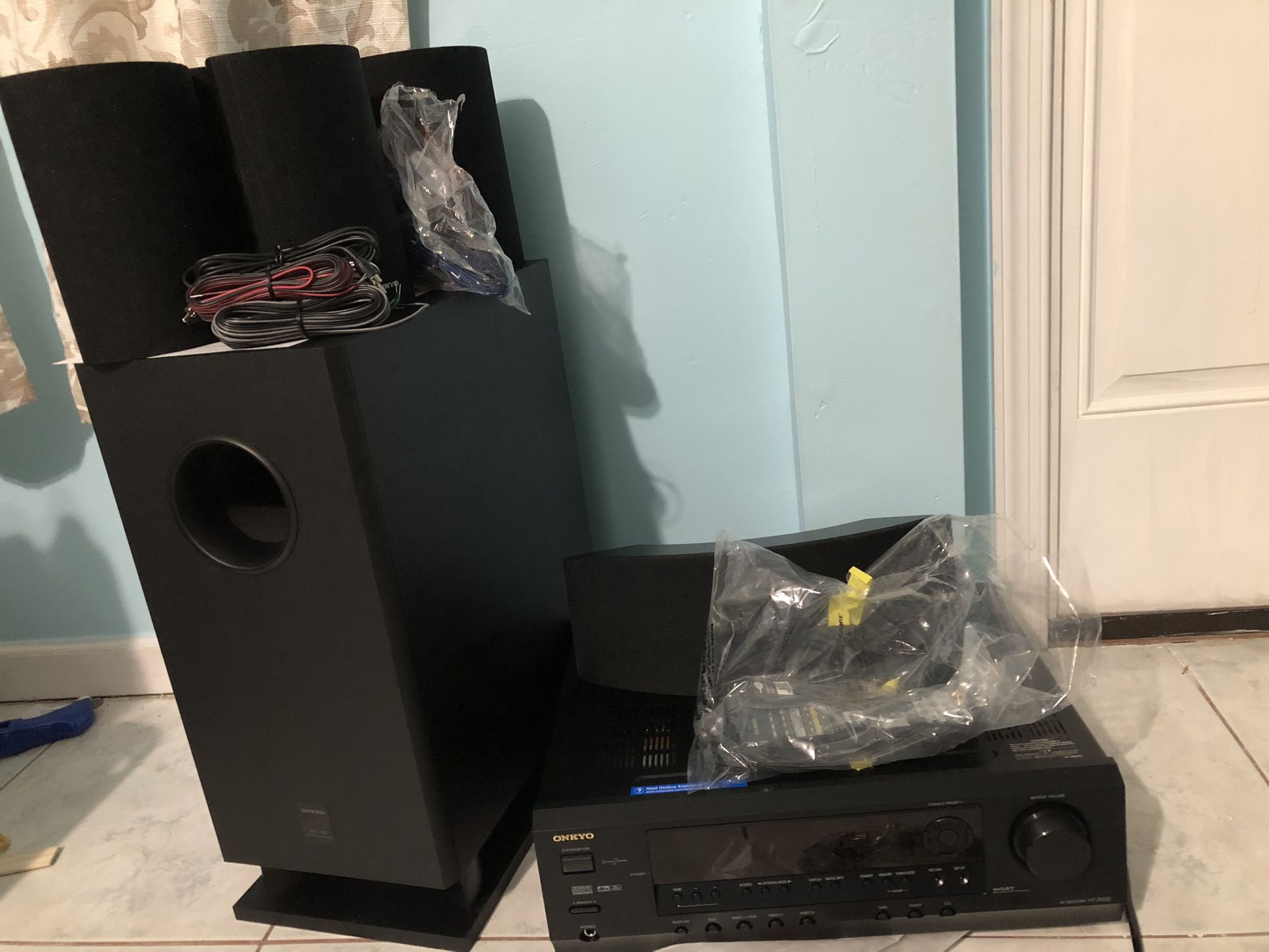 Complete Onkyo HT R430 Receiver With Speakers 