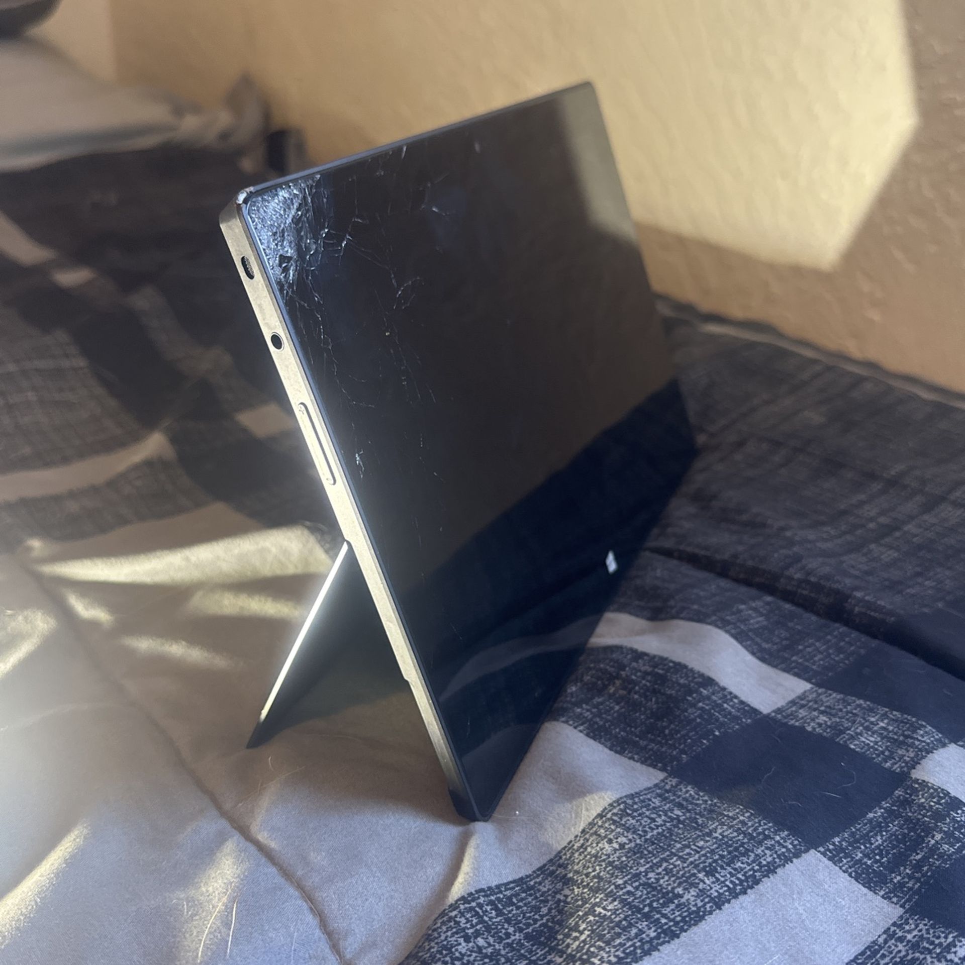 Microsoft Surface Model 1516 32 Gb ((FOR PARTS))