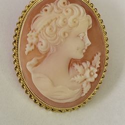 Vintage 18K Yellow Gold Cameo Pendant/ brooch 
