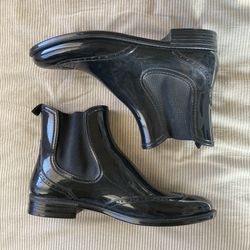 Women's size 9.5 - Shiny Black Leather Slip On Chelseas