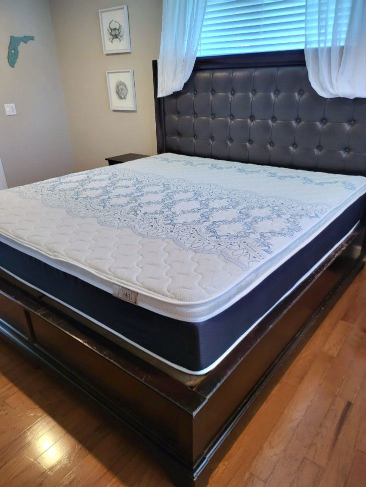 NEW KING PLUSH PILLOW TOP MATTRESS. Bed frame is not available. Take it home same day 👍