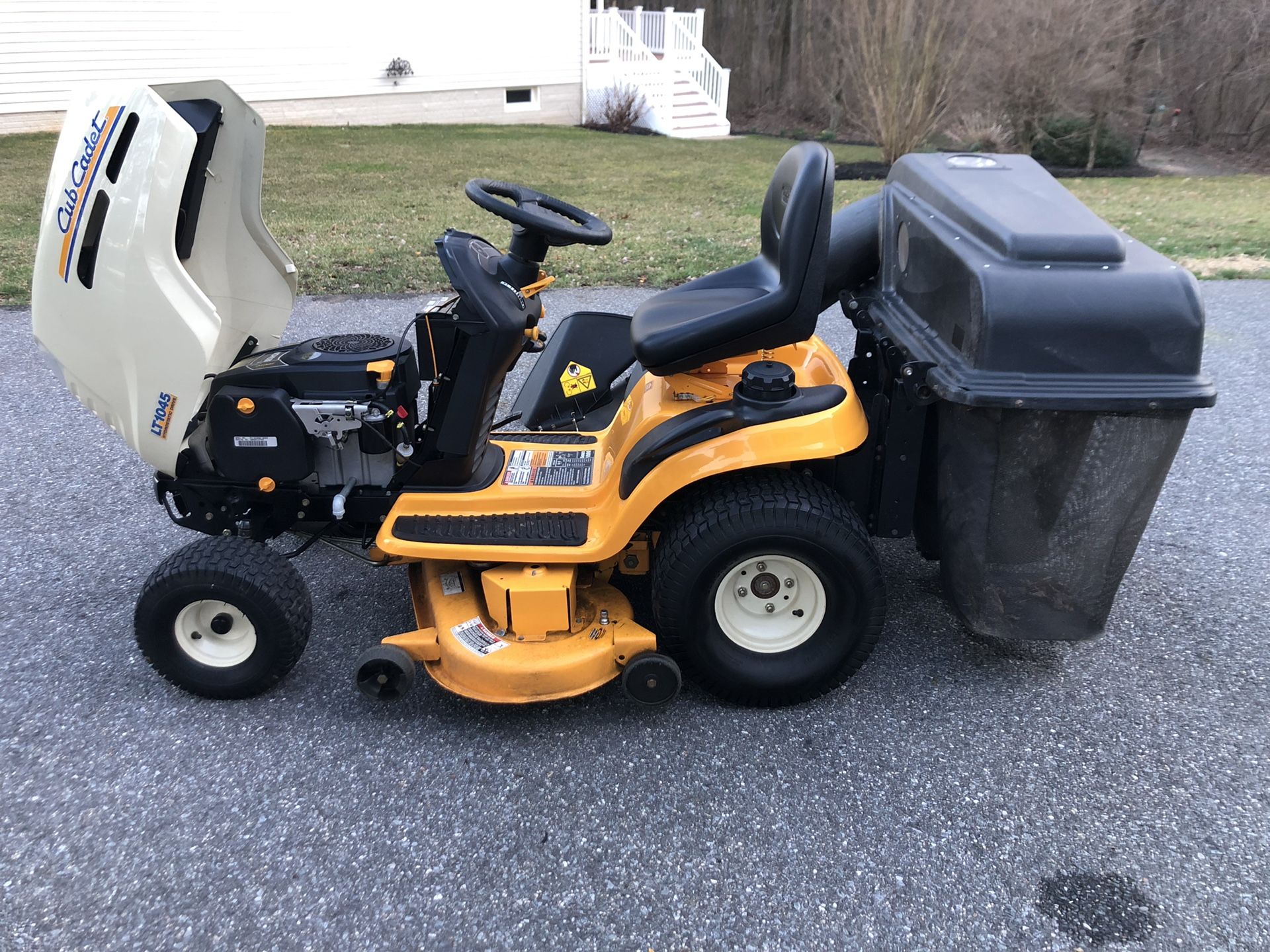 Cub Cadet LT1045 46” Riding Mower