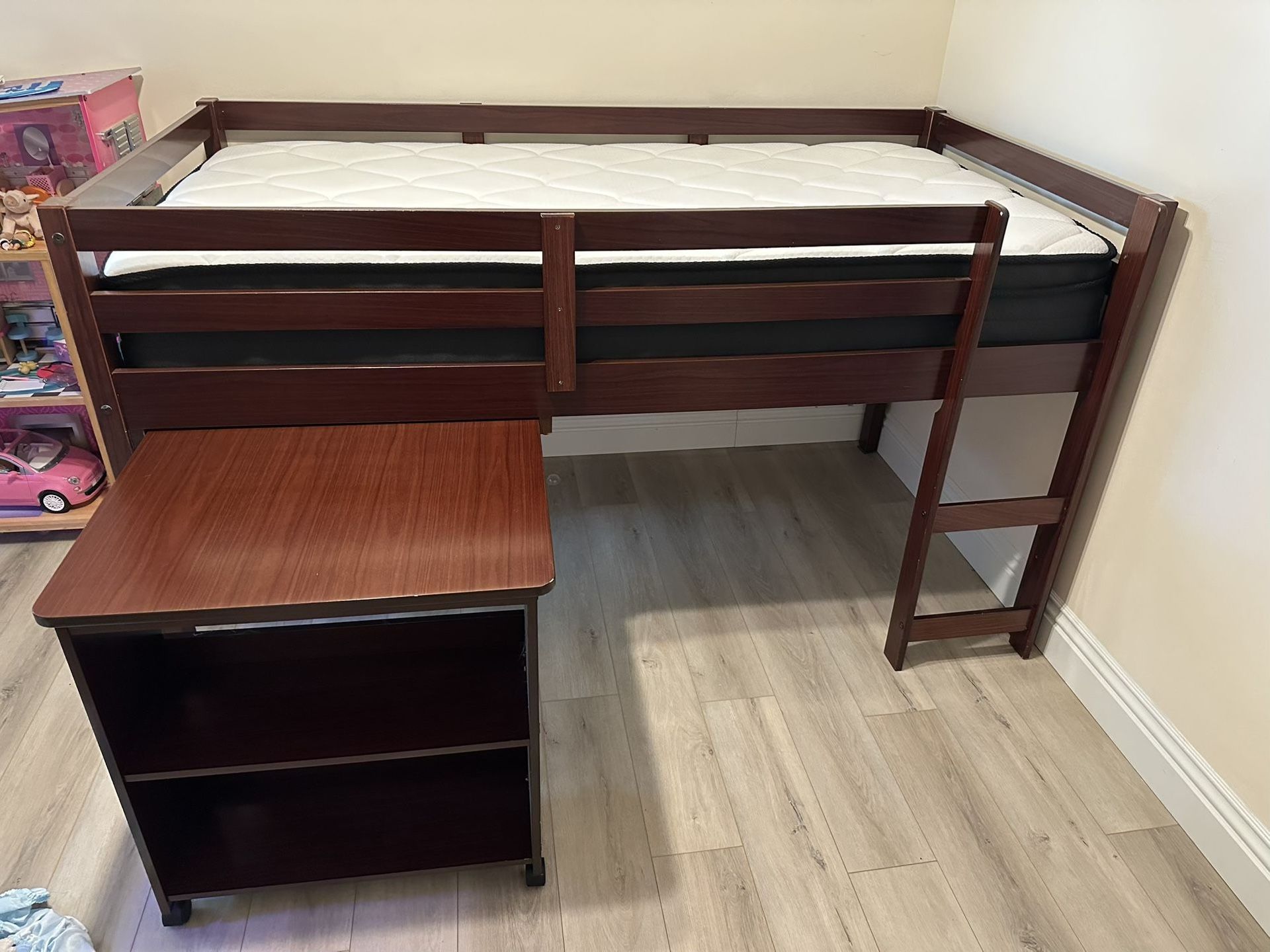 Really Nice twin bunk bed With Desk (can Be Removed)