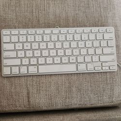 APPLE KEYBOARD