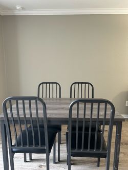 Selling a dinner table for 4 people