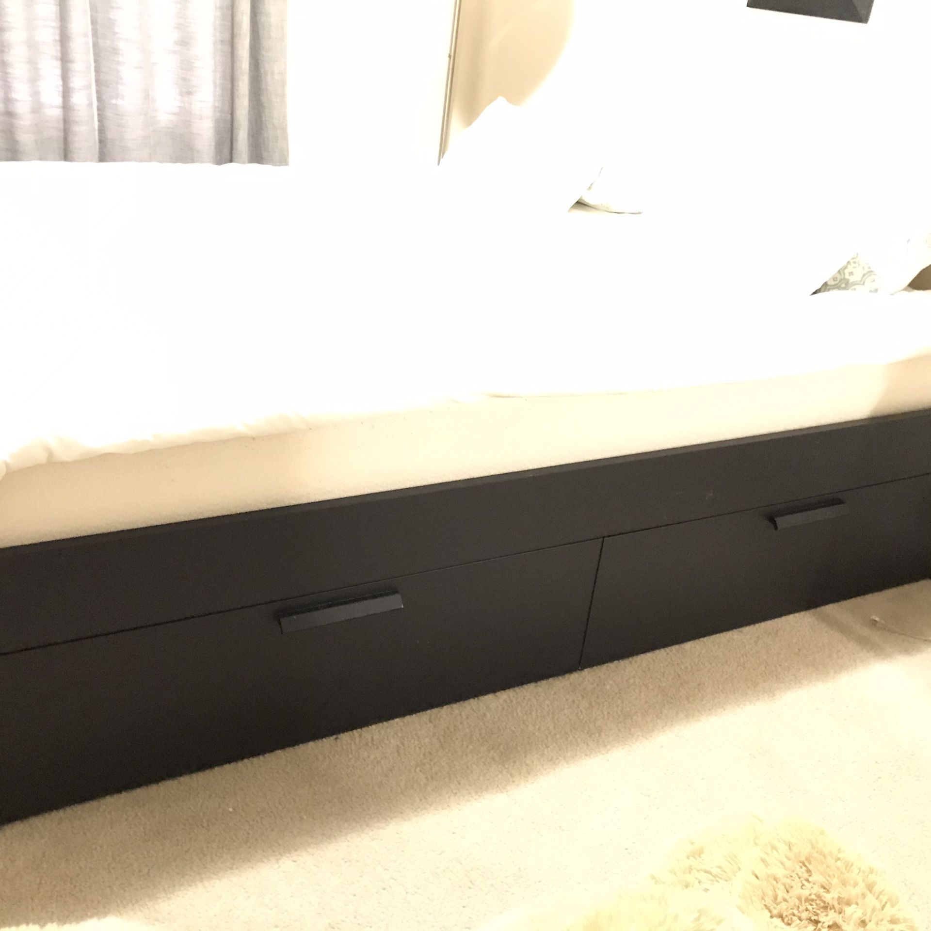 Queen bed w/ 4 storage drawers and mattress