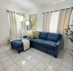 Sofá cama seccional azul en excelente estado.