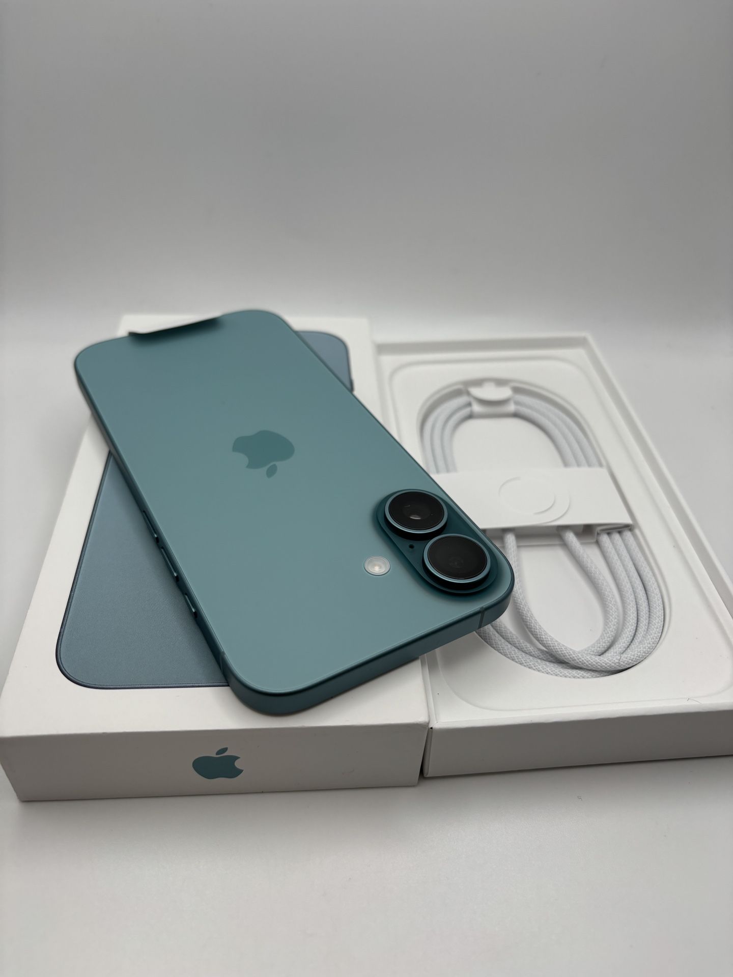 Brand new Teal iPhone 16 128gb unlocked for any carrier. Comes w/ 1 year of apple warranty  ++++++Spanish+++ iPhone 16 verde azulado de 128 GB, comple