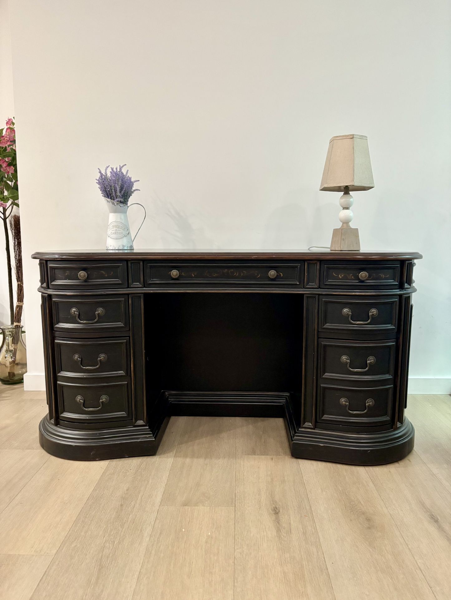Elegant wooden executive desk , vintage style with details and unique design  From the prestige Hooker Furniture. Dark brown color Good conditions  we
