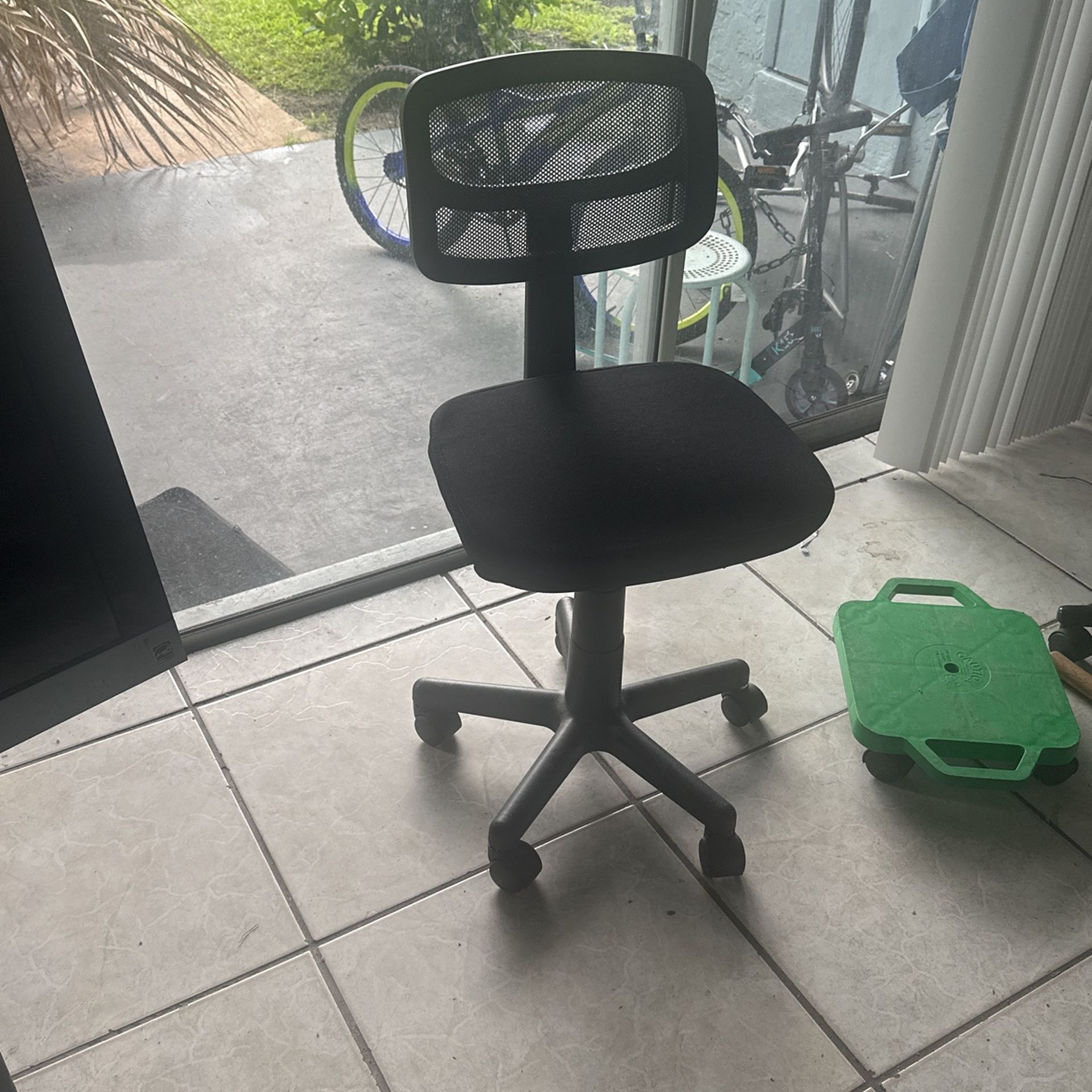Beautiful Ajustable Black Chairs