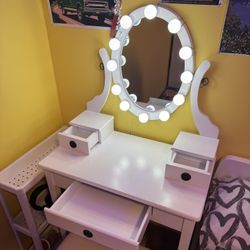 vanity table with mirror 