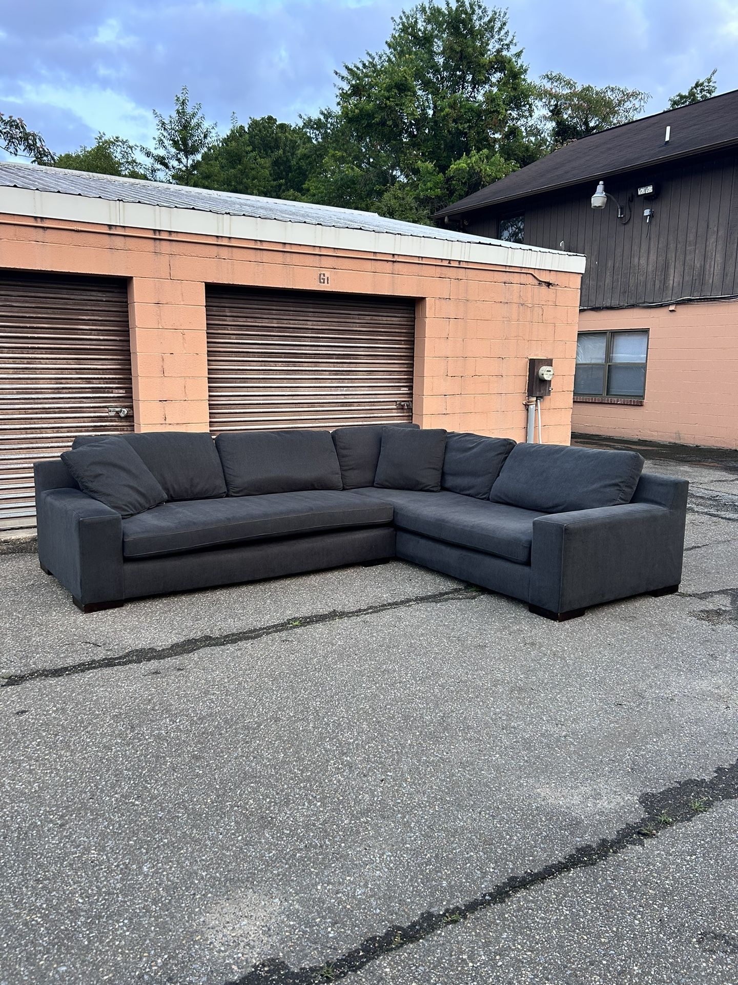 (Delivery Included!) Kroehler Dark Gray 2p Sectional