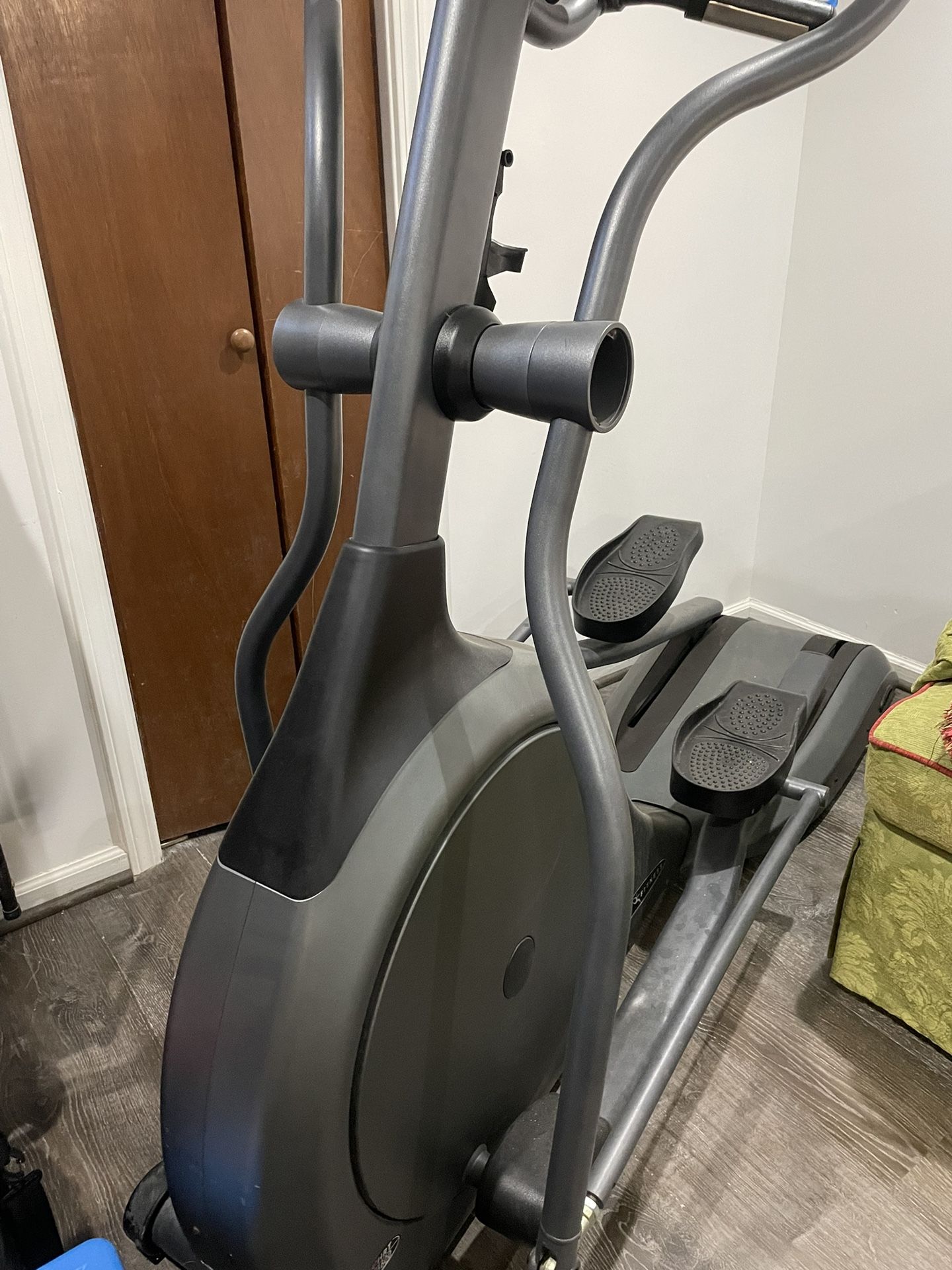 Exercising equipment :   Elliptical 