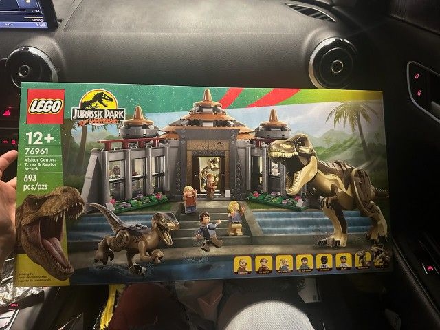 LEGO Jurassic Park Visitor Center: rex Raptor Attack Dinosaur