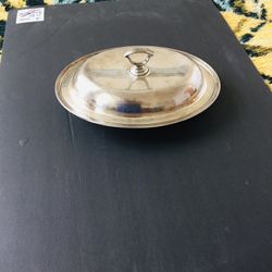 Vintage Antique. Metal oval bowl with lid. Like new. 11.25” x 8.25”.  Hight: 1.5” with no lid on. Hight: 4” with lid on - up to the top of the handle.