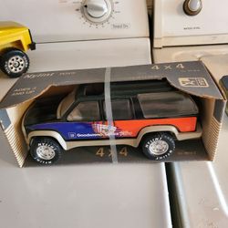 Nilint collectible metal car.  Carros de colección y metal marca Nilint. 