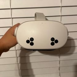 Oculus Quest 3s W/ Controllers