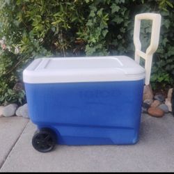 Ice Chest Cooler with Wheels Excellent Condition 53 Cans