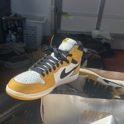 Air Jordan 1 Retro High OG "Yellow Ochre". 