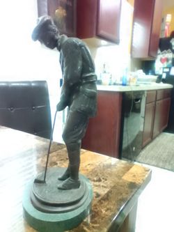 Bronze golfer statue