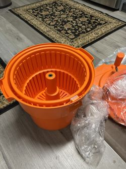 Commercial size salad spinner