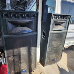 Dj  2 Speakers Amp And A Controller  To Connect  Your Phone Its Loud