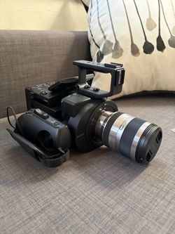 Sony NEX-FS100 Camera PACKAGE with Zoom Lens, Hard Case, Batteries & Memory cards