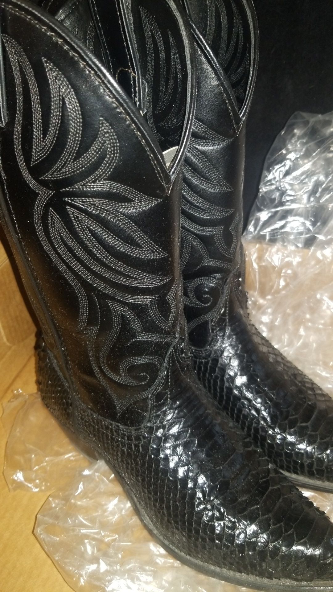 Womens size 7.5 Laredo black boots