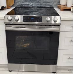 SAMSUNG 30" 6.3 cu. Ft. Smart Electric Slide-in Range