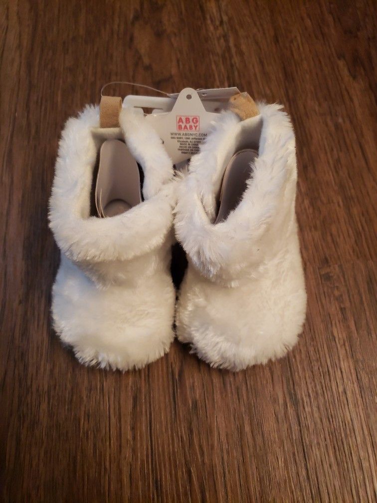 OBO White Baby Girl Snow Boot Size 3-6Mos 