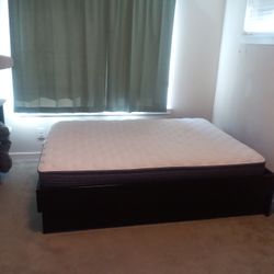 Full Size Bed Frame / Drawers