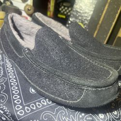 Men’s Size 10 Near New UGG Slippers 