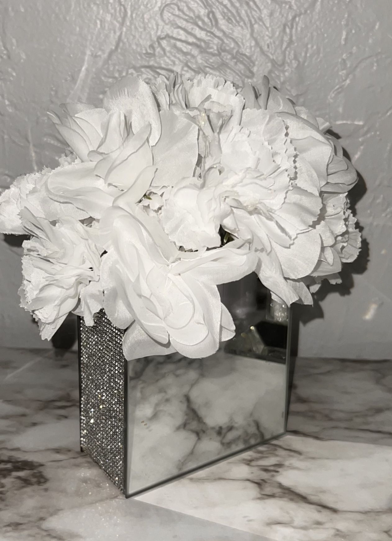 Home Decor/ Flowers/ Vase