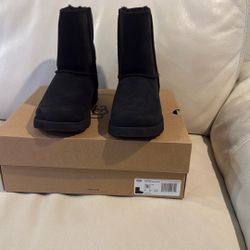 Size 5 black uggs