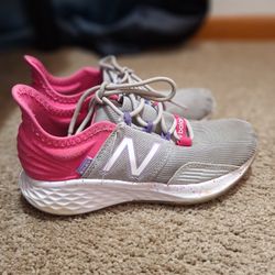 NEW BALANCE Fresh Foam Roav V1 Gray Pink Athletic Sneakers Youth Girls Sz 2