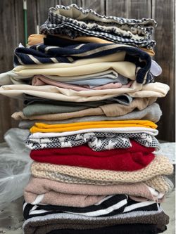 Bundle women’s clothing  Size: M Appx: 20-25 Pieces  All gently used and in good condition.  Includes: * Sweater  * Long sleeve shirt  * Short sleeve 