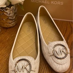Michael Kors Vanilla Monogram size 5.5 M can fit 6 and 7.5M Can Fit 8.0