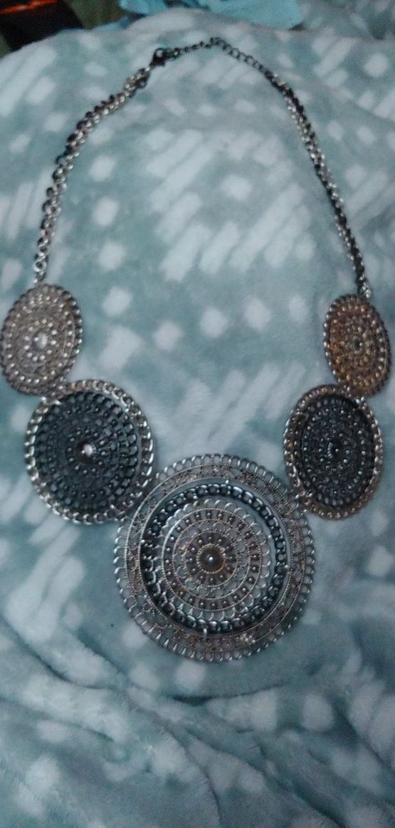 A necklace for those who love silver and gold