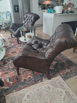 two chairs 💺