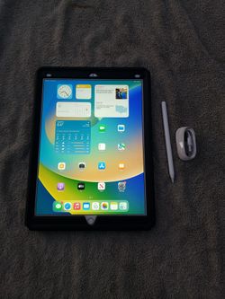 12.9 IPAD PRO big Ipad No Crack No Locked Is 128GB Gold Edition with white screen. $230! No pencil $330! With pencil. Cash & trade