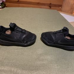 Size 5 Nike Boys Shoes 10