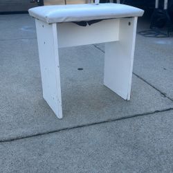 Selling My Chair Has A Little Hole Used For A Makeup Stand