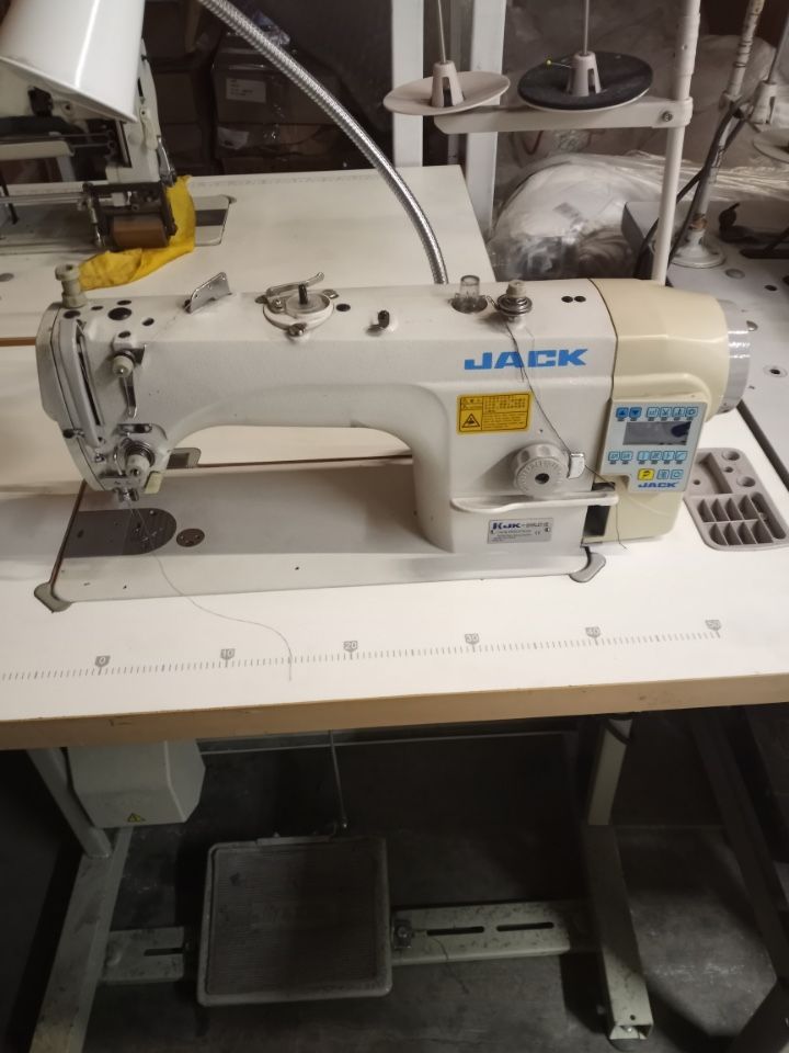 JACK Industrial Sewing Machine with Table