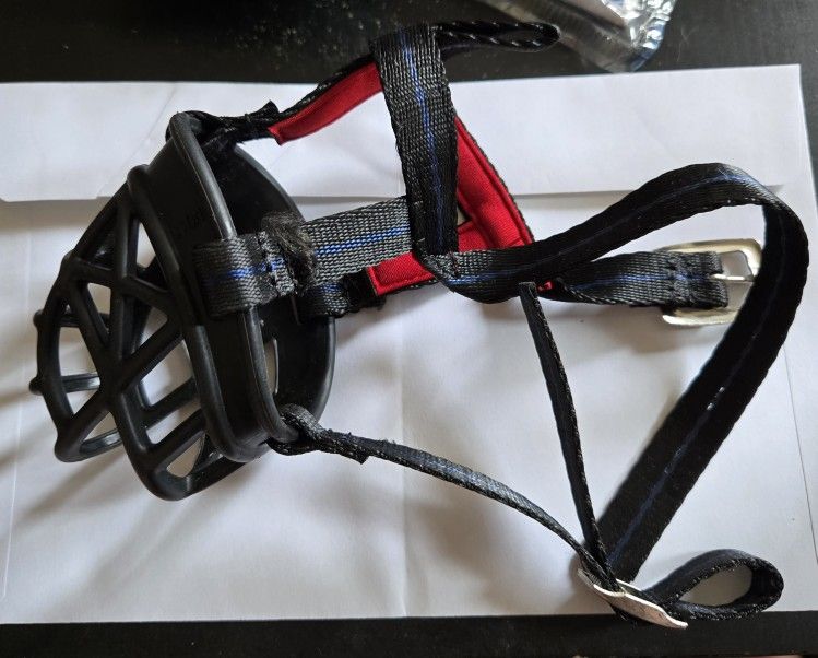SMALL DOG BREATHABLE RUBBER MUZZLE