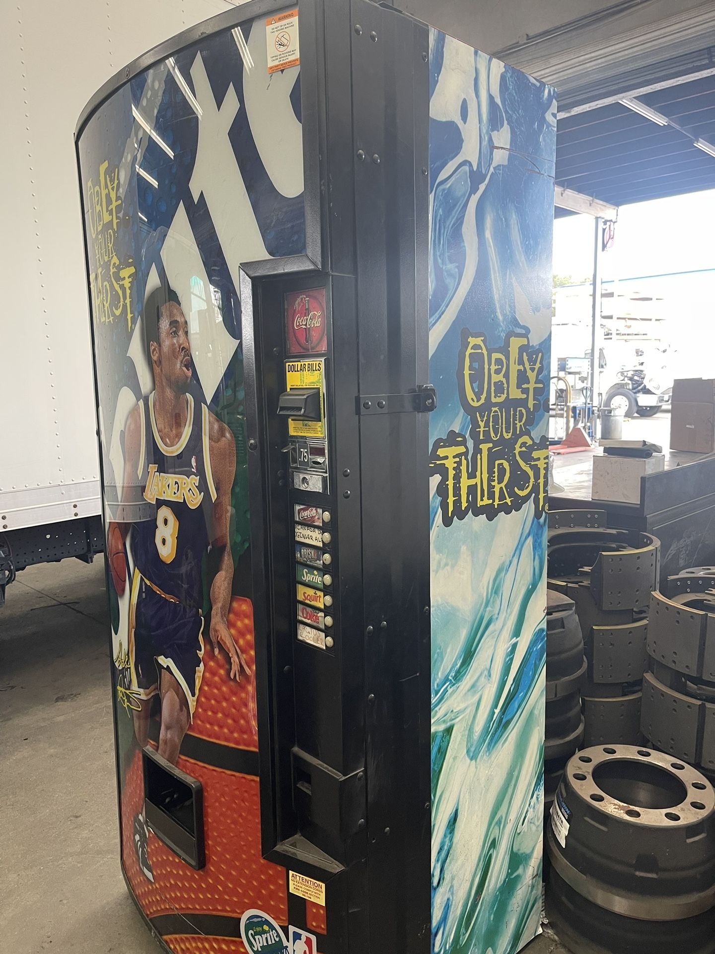 Live Fish Vending Bass Pro Live Bait Vending Machine Kobe Bryant