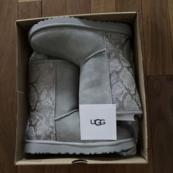 BRAND NEW IN BOX! AUTHENTIC UGG Boots (size 7)