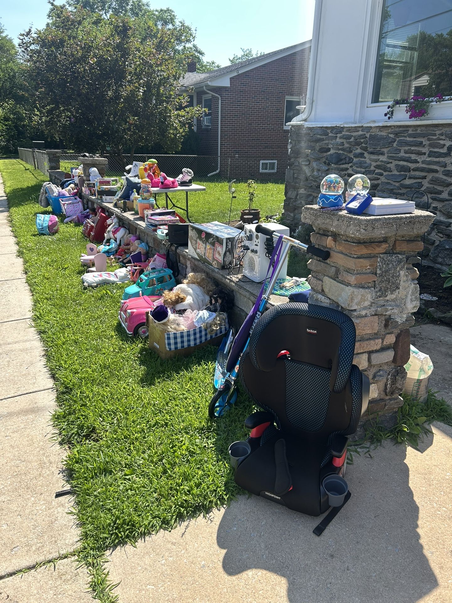 YARD SALE - TONS OF LIKE NEW ITEMS AND TOYS